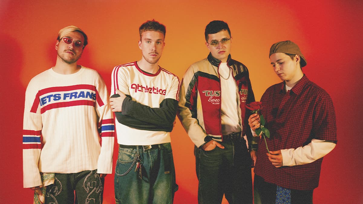 La banda Canteo posando en un estudio fotografico