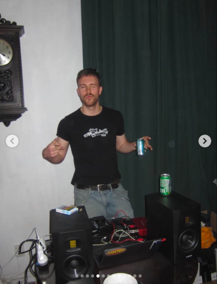 Gabriel Martinez en un setup de estudio y DJ