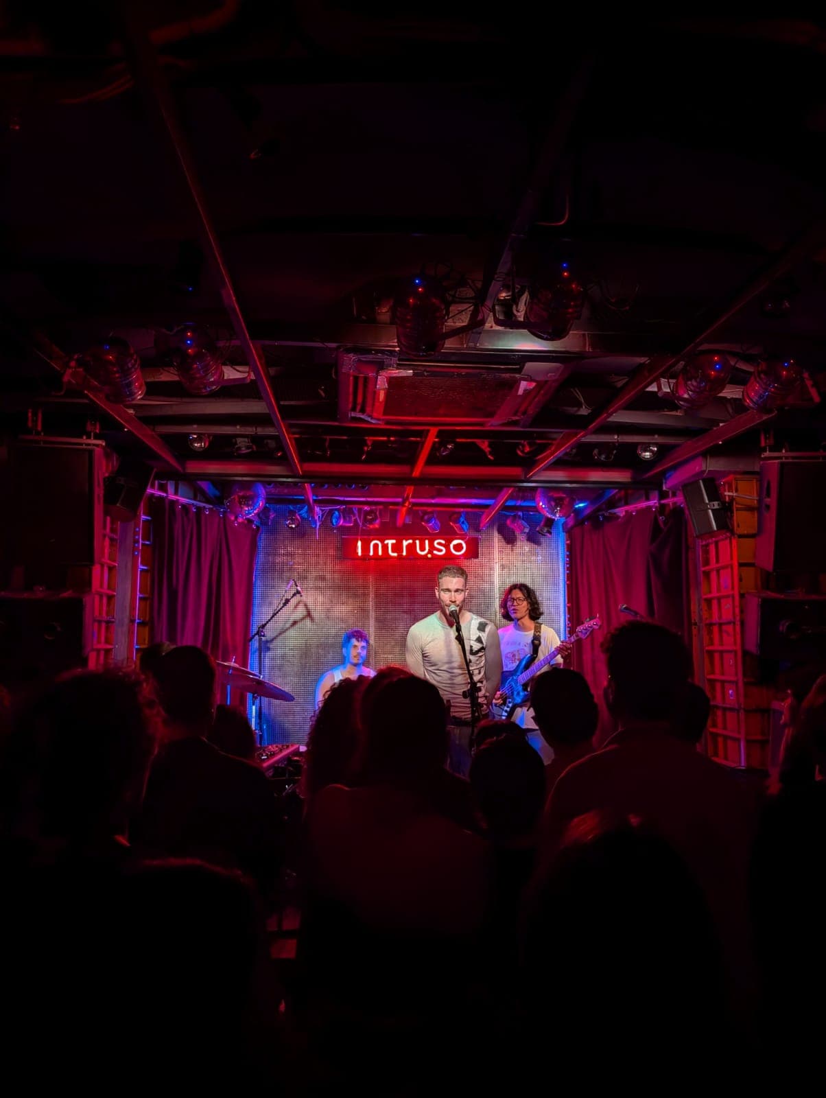 Gabriel Martinez cantando en directo en Intruso