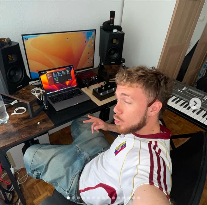 Gabriel Martinez en su estudio de produccion musical