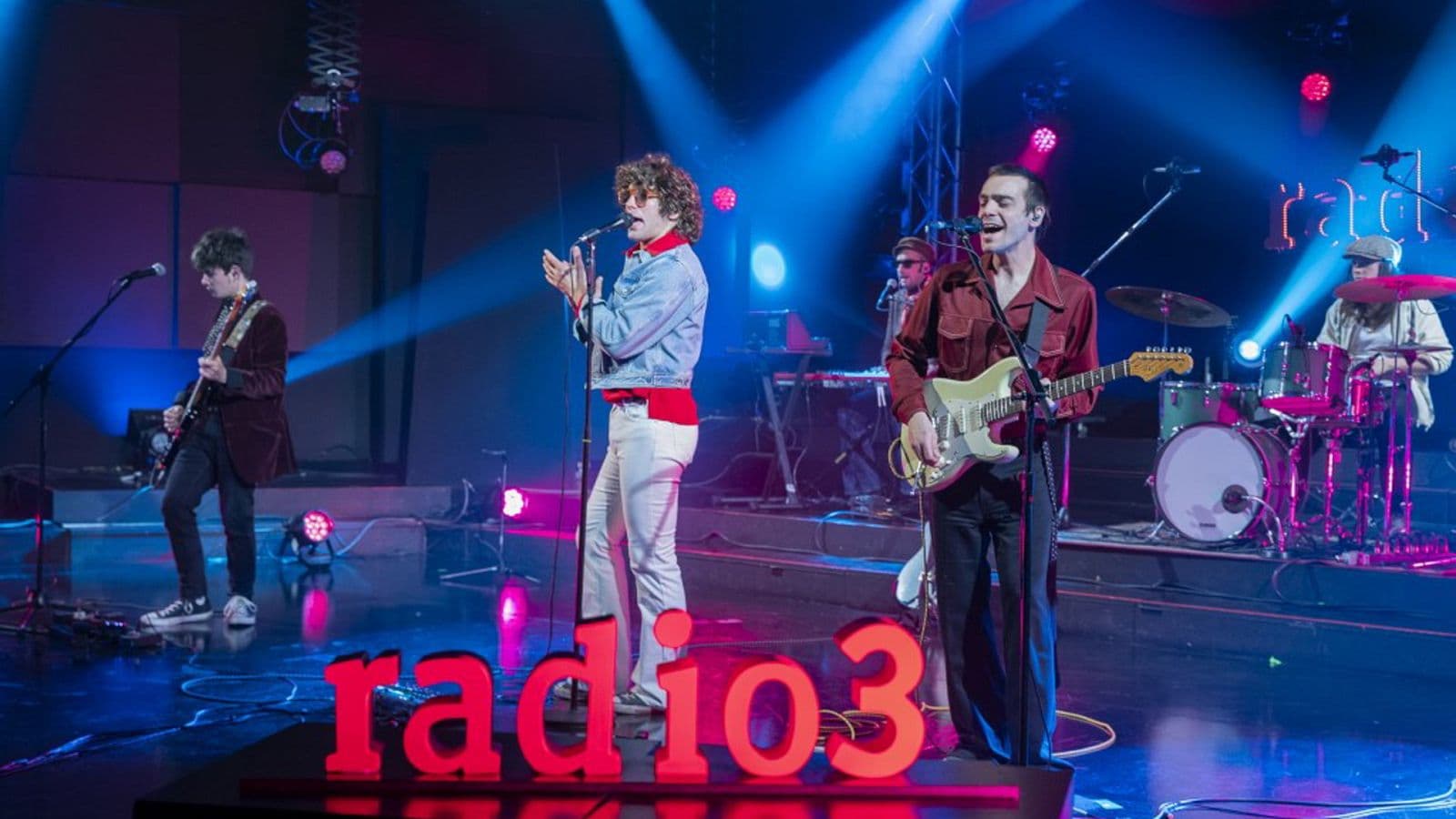 Maximiliano Calvo y su banda tocando en directo en Radio 3